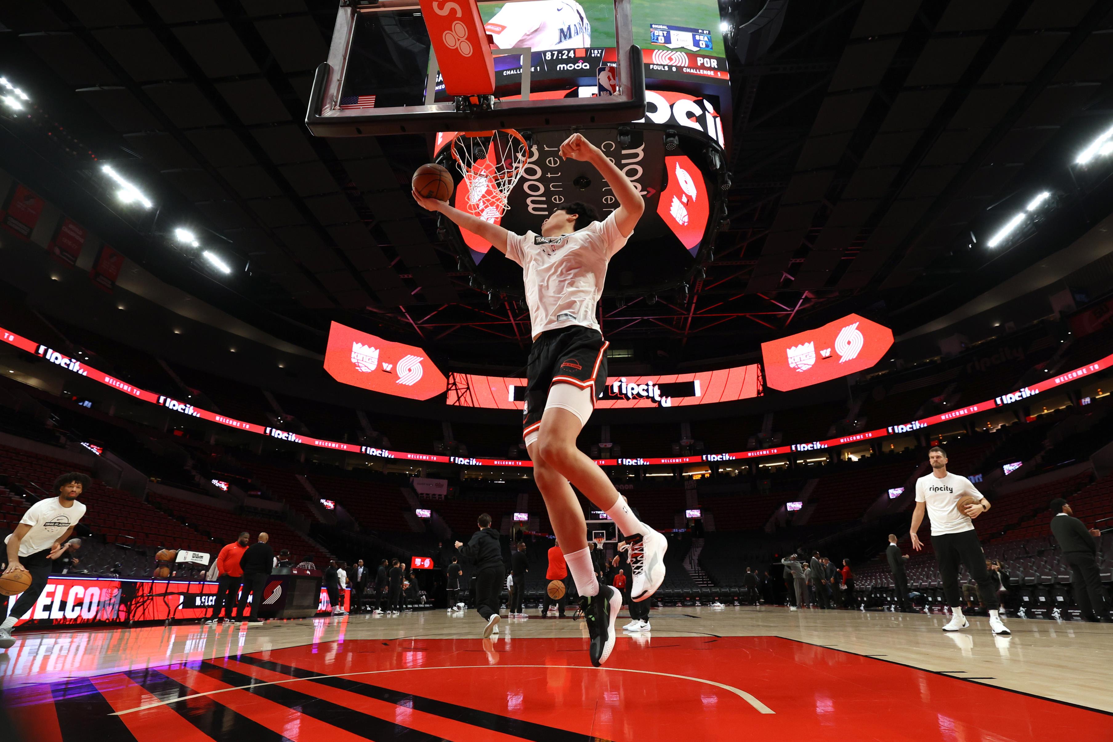  杨瀚森两个三分后自信心一下子上来了 各种技能包也随之打开