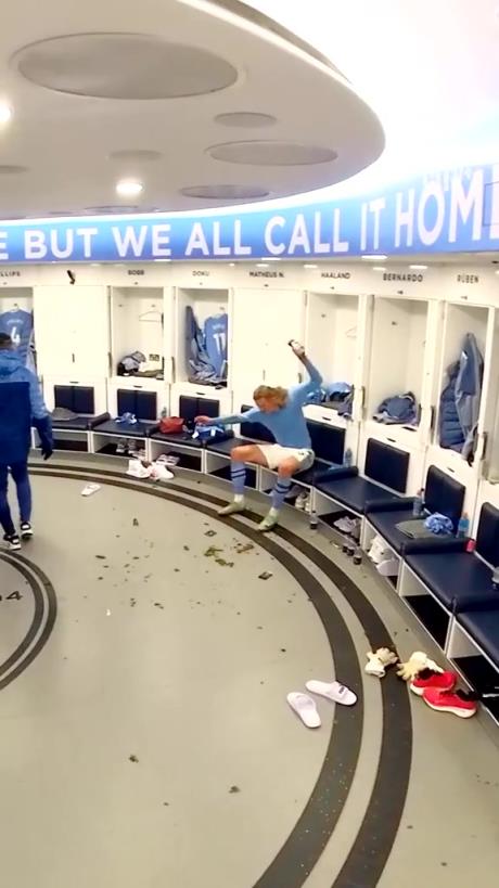  他从不失手！哈兰德暴怒披头散发砸水瓶，瓶子反弹正好弹进垃圾桶